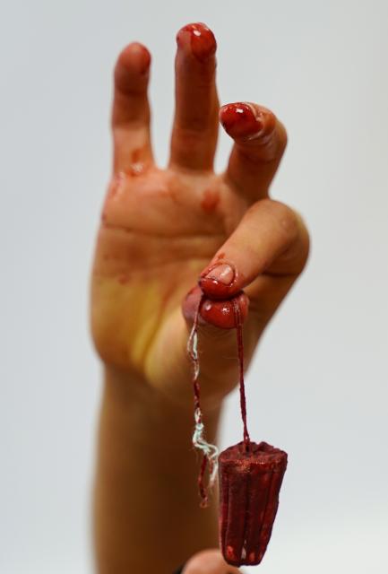 Blutig triefender Tampon von O.B. - Sonstiges - Kassel